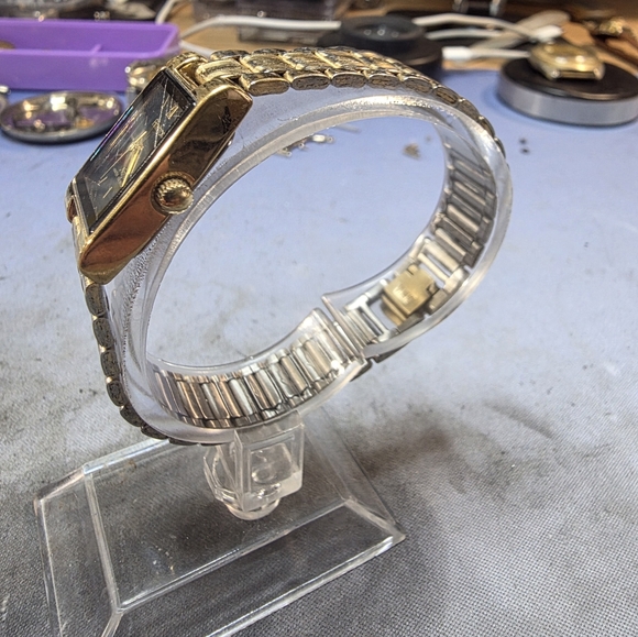 Armitron Ladies - Picture 5 of 7